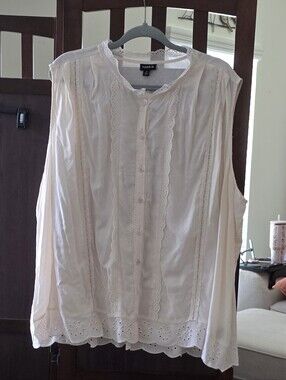 NWT torrid Whisper White Eyelet Button Front Top- Sleeveless
